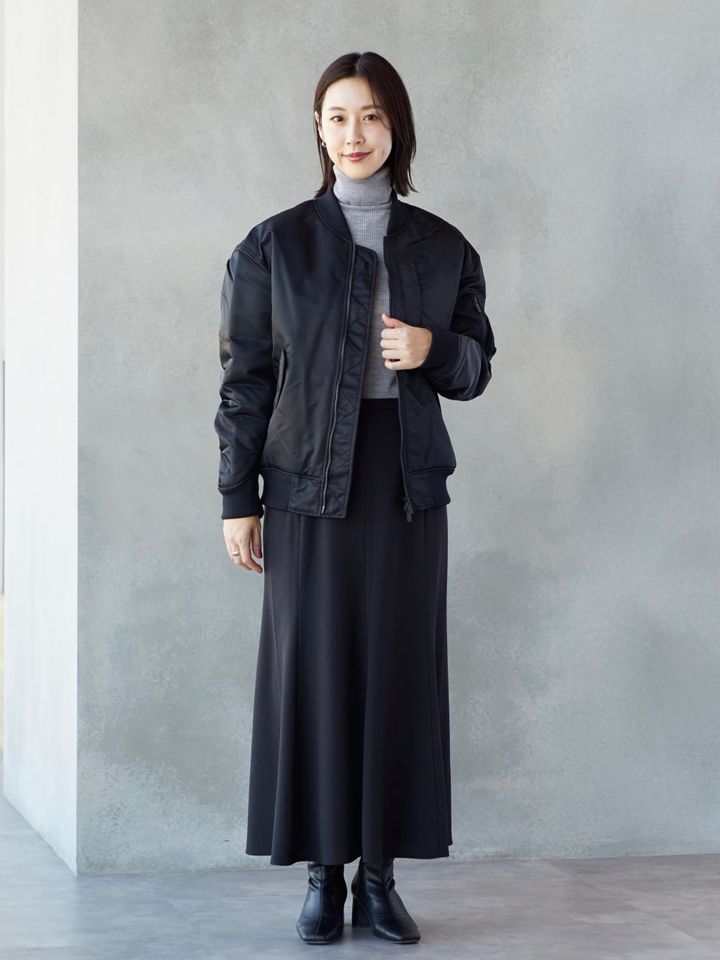 美シルエットでブラックコーデもフェミニンに仕上がります 出典：StyleHint