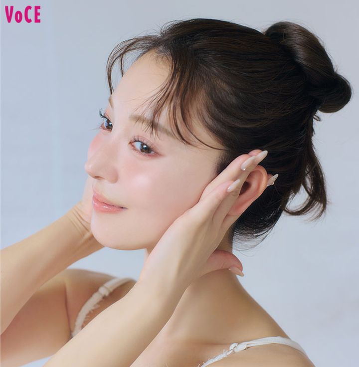 【2】人差し指と中指で耳挟んで、ぐるぐる回す。