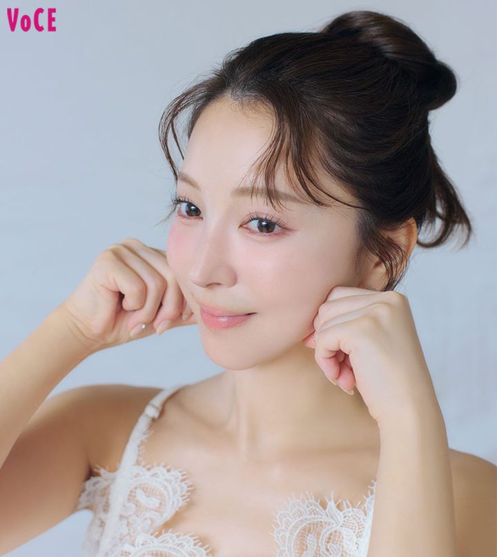 【1】フェイスラインを親指で流す。