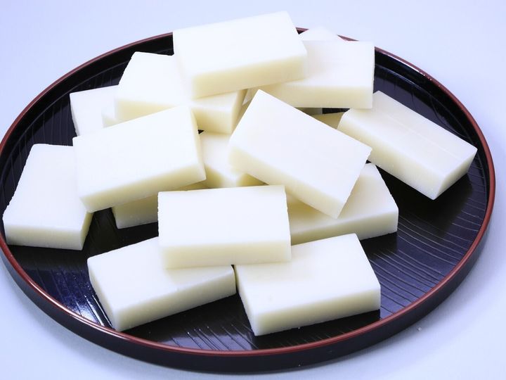 お正月用に買った餅。「余ってしまった」「飽きてしまった」というご家庭もあるのではないでしょうか。餅はお米と一緒。自在に味付けができるものです。今回は餅を使ったレシピを厳選して5つご紹介します。