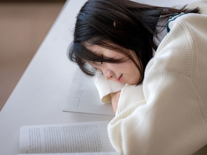 【日本睡眠学会所属医師が解説】記憶力や集中力を高めるためにも大切な睡眠。試験前の一夜漬けは逆効果です。ベストな睡眠時間と寝つきをよくするコツをご紹介します。（※画像：amanaimages）