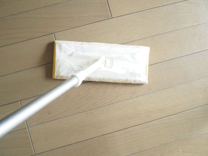 バッグ買ったときの『不織布』そのまま捨てないで！カットして使うと…あら便利♡