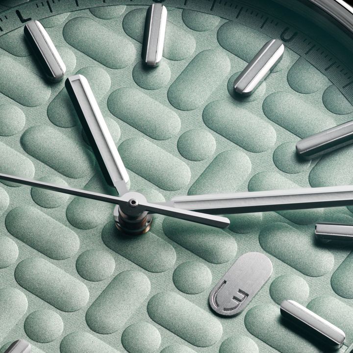 2340のダイヤルのエンボス仕上げ