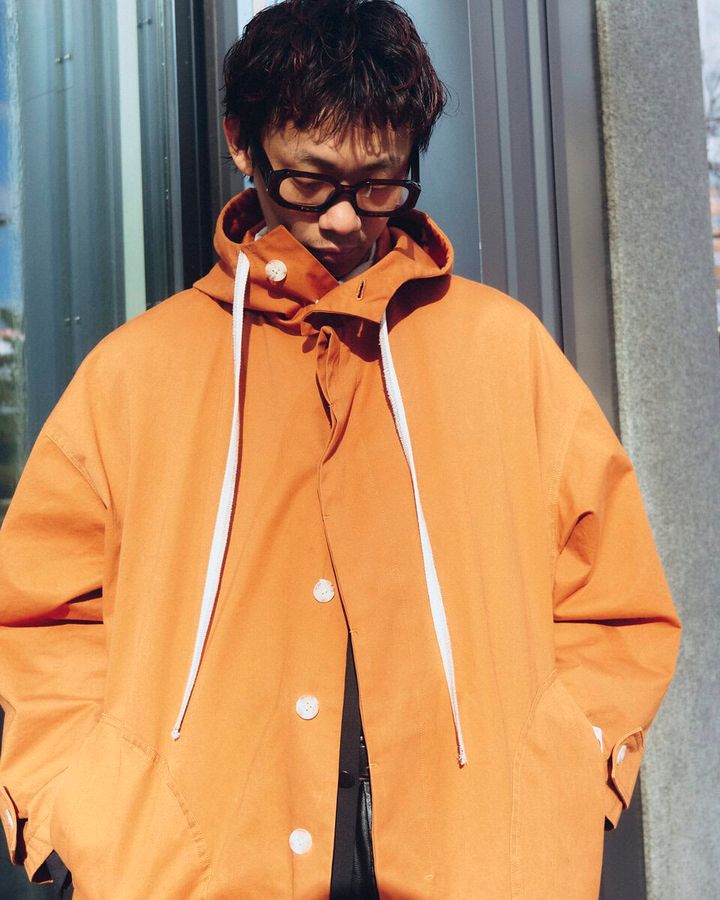 【スナップ】オレンジ色のアウターを際立たせるレザーショーツとドクターマーチン