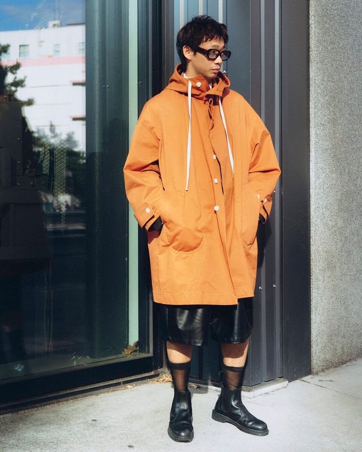 【スナップ】オレンジ色のアウターを際立たせるレザーショーツとドクターマーチン
