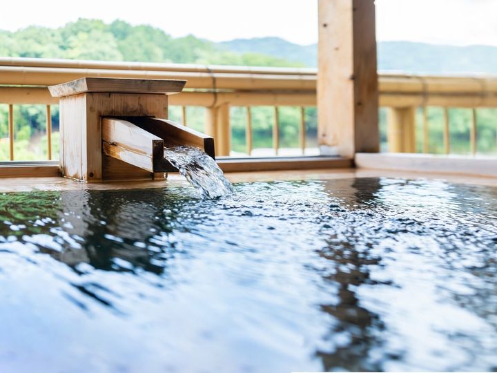 【医師が解説】レジオネラ菌は、温泉や銭湯などの入浴施設で集団感染を起こすことがある細菌です。感染すると肺炎などの症状を引き起こし、重症化することもあります。本記事では、感染経路や具体的な症状、重症化リスクのある人、菌が死滅する温度、予防のための対策について詳しく解説します。