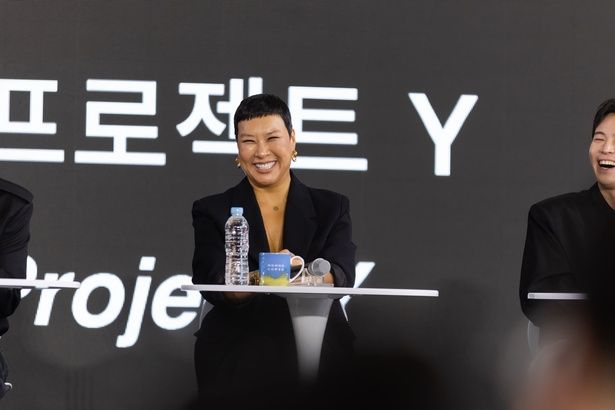 劇中では「牡牛」という名で恐れられるキャラの彼女も笑顔はキュート 撮影/Lee Junghee