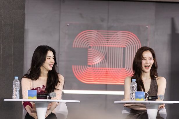 【写真を見る】普段からの仲の良さがにじみ出るハン・ソヒ＆チョン・ジョンソ 撮影/Lee Junghee