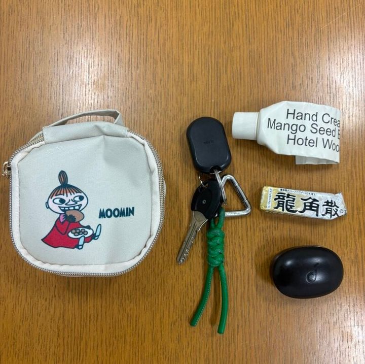 ベージュ色のリトルミィ柄の小ポーチ