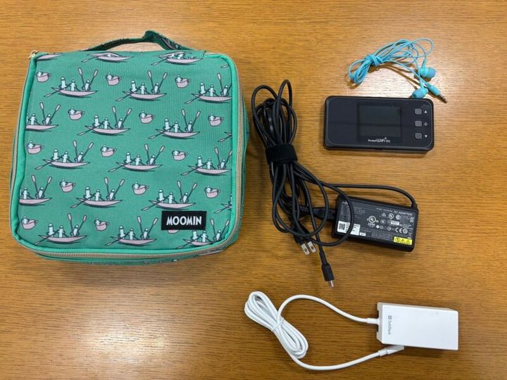 落ち着いたグリーンを基調としたニョロニョロポーチ