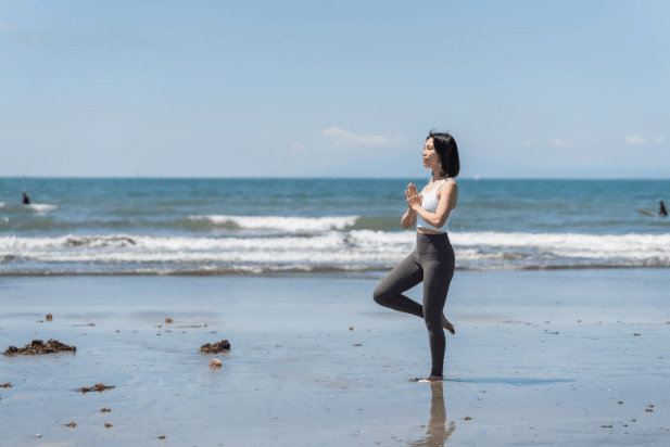 浜辺でヨガをする女性