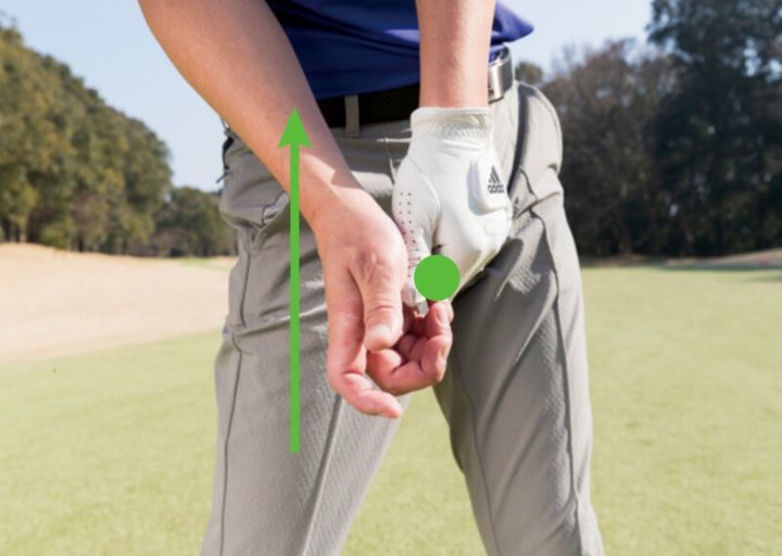 「手を使って打つ」とアイアンが上達する！傾斜地でも安定するコツは…