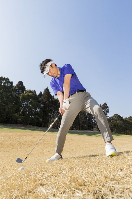 「手を使って打つ」とアイアンが上達する！傾斜地でも安定するコツは…