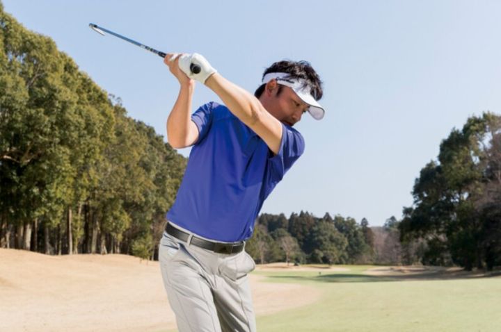 「手を使って打つ」とアイアンが上達する！傾斜地でも安定するコツは…