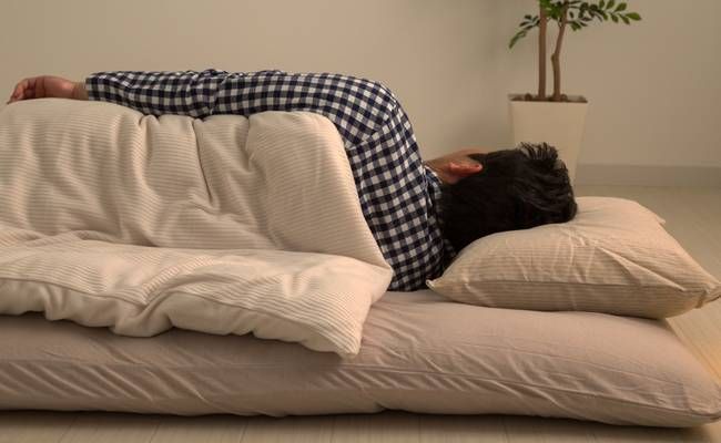 寝ている男性のイメージ