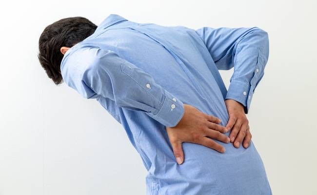 腰に手を当てる男性のイメージ