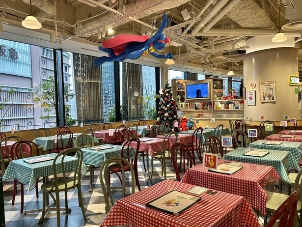アメリカンな雰囲気のカフェエリア。天井にはスーパーグローバーが飛んでいる！