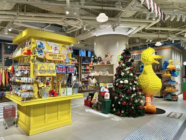 大きなビッグバードが目印。棚には限定グッズがずらり
