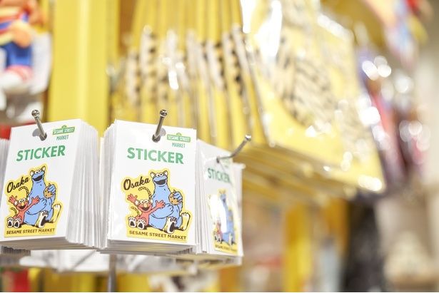お土産にぴったりの「ステッカー」(440円)。トラ姿のエルモ＆クッキーモンスターがキュート