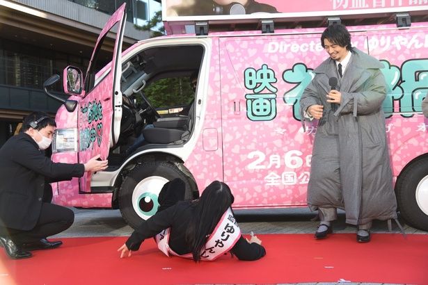 乗り込む瞬間に放屁し、ついつい転げ落ちてしまう一幕も…… 撮影：ソムタム田井