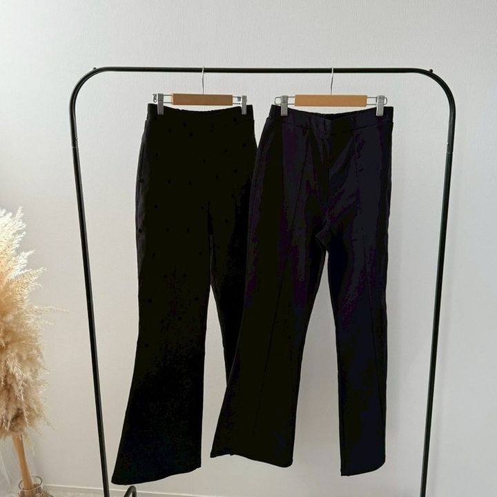 しまむらのドット柄ストレッチフレアパンツ（misato）
