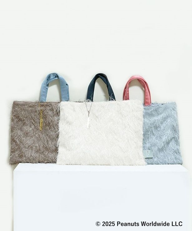 Sサイズが33×25センチ。Ⅿサイズが40×30センチ。どのカラーもかわいくて迷ってしまいそう！