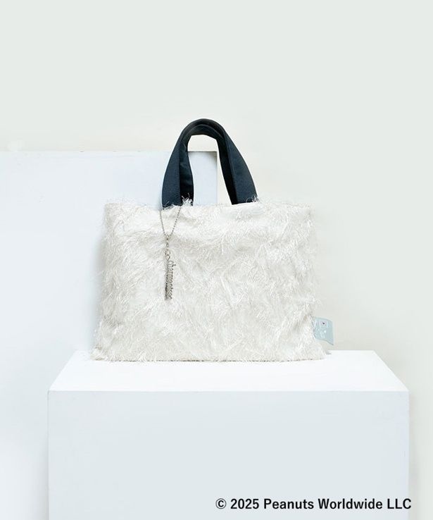 「Peanuts LIFE＆TIMES シャルマントサック バッグ」(Sサイズ1万3750円、Mサイズ1万5400円)。画像のカラーはホワイト×ブラック