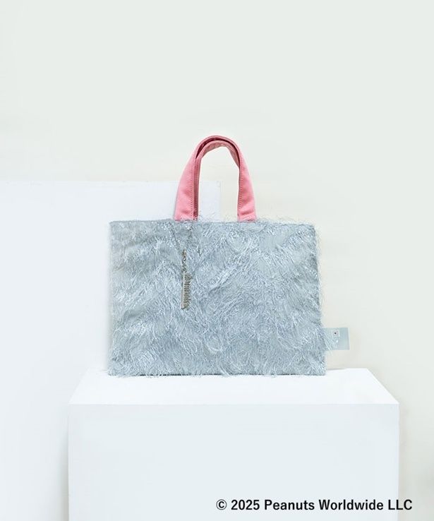 「Peanuts LIFE＆TIMES シャルマントサック バッグ」(Sサイズ1万3750円、Mサイズ1万5400円)。画像のカラーはグレー×ピンク