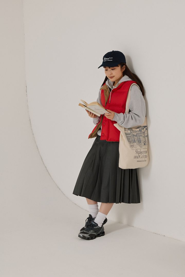 赤のダウンベストでグッと華やぐ！パーカとの重ね着が定番です【FUDGE FRIEND おしゃれさんの毎日コーディネート vol.633｜大島花菜】