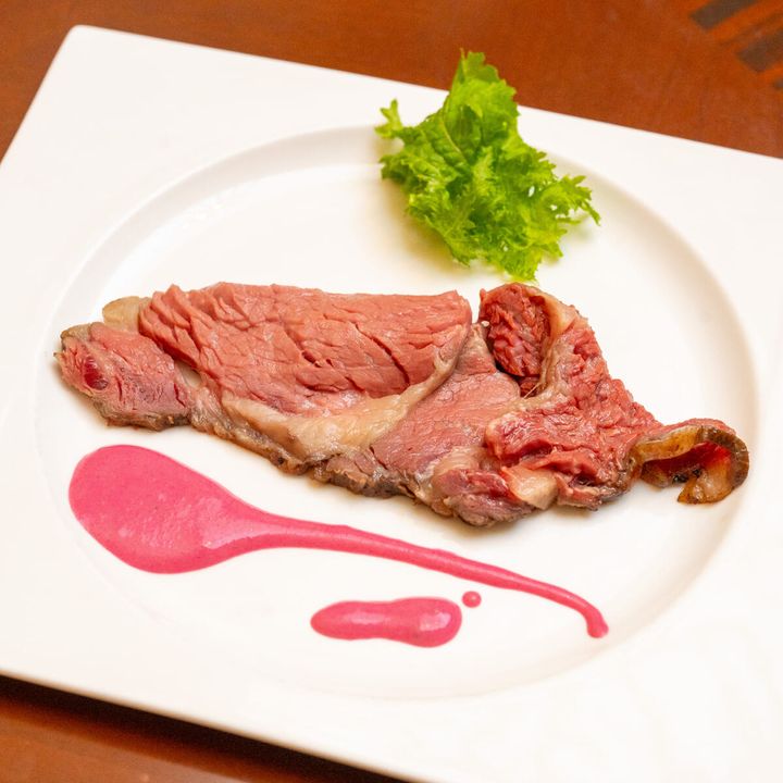 伝統のローストビーフ（ビーツとヨーグルトソース）