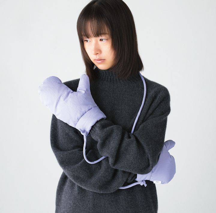 丸みのあるフォルムとふかふか感が愛らしい、ダウン入りのミトン。