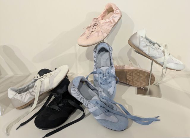 ギャザーバレエスニーカーの展示