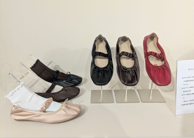 ストラップバレエスニーカーの展示