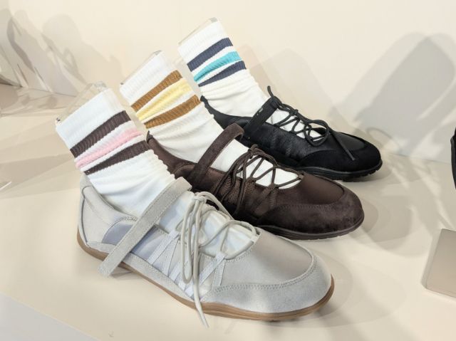 レースアップバレエスニーカーと靴下の組み合わせ