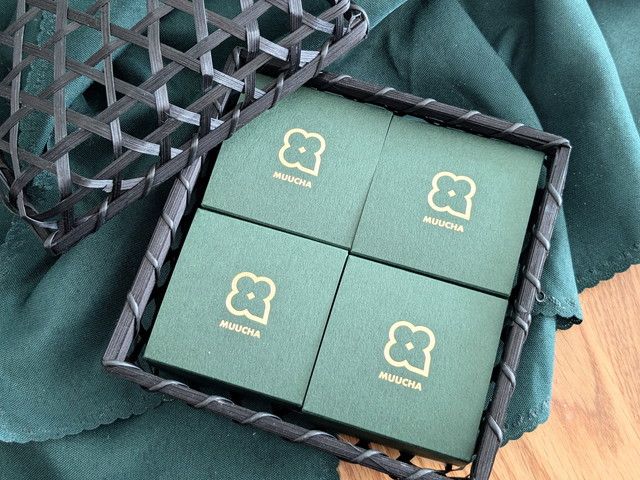 MUUCHAロゴ入りの深緑色の個包装箱
