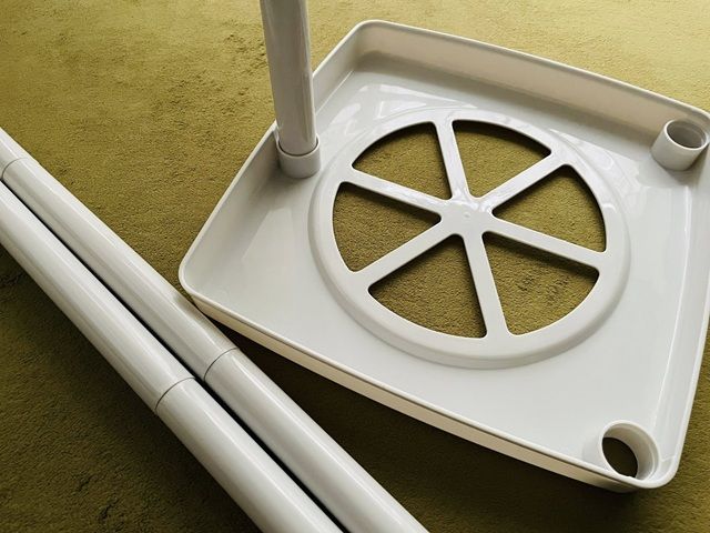 ダイソー ゴミ袋ホルダー 底部分にある3か所の丸い穴に、ポールを差し込む