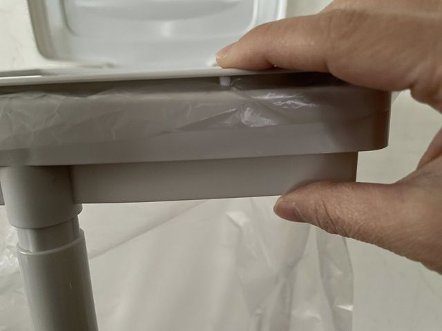 ダイソー ゴミ袋ホルダー ホルダーをかぶせたら、フタを閉じる