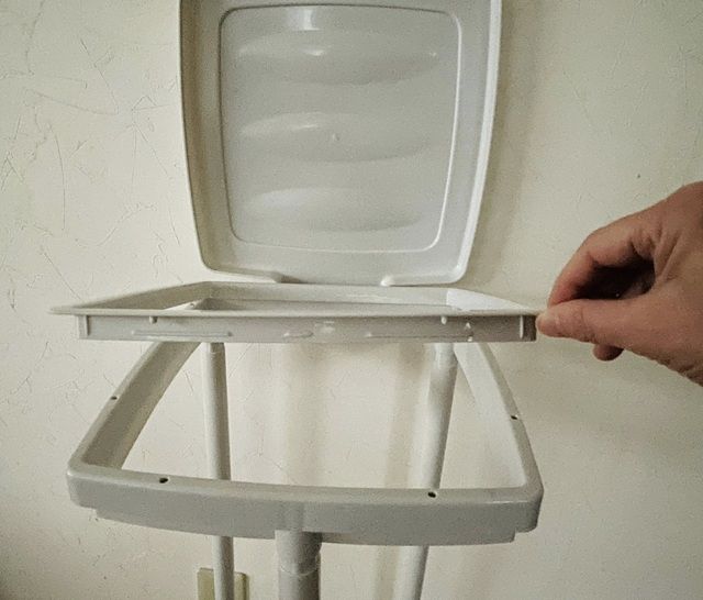 ダイソー ゴミ袋ホルダー フタの内側にあるストッパーを上げ、ゴミ袋をホルダーにかぶせる