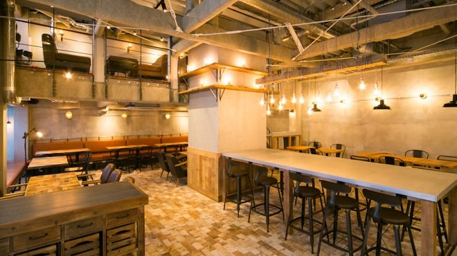 egg baby cafeの店舗内観 華やかなライト