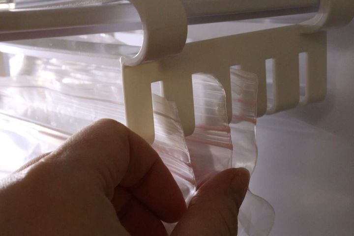 セリアの冷蔵庫ジッパーバッグハンガーの使用例