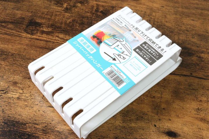 セリアの冷蔵庫ジッパーバッグハンガーのビジュアル