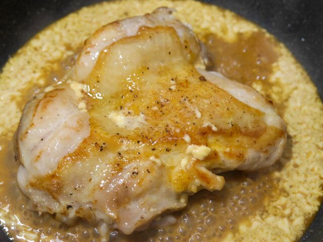 余分な油を拭き取り、合わせておいた調味料を加え、軽く煮詰めて絡める。