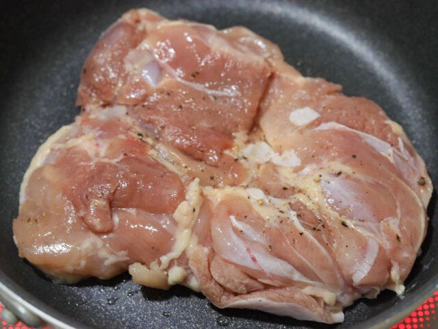 フライパンにサラダ油を熱し、鶏もも肉を皮目から焼く。