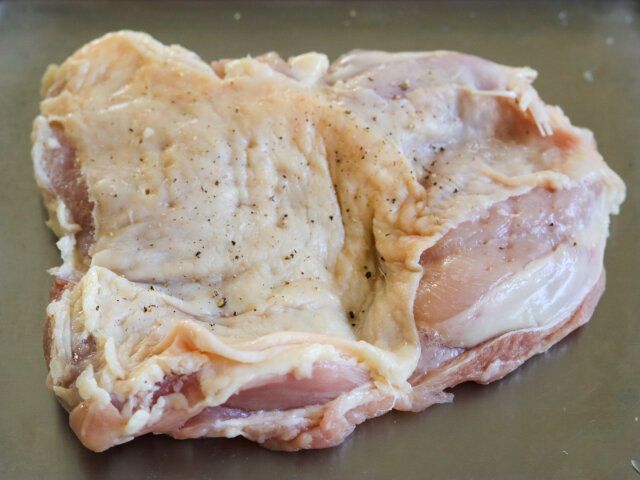 鶏もも肉はフォークで数カ所穴を開け、塩、こしょうをふる。