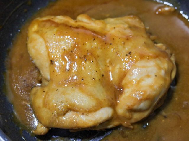 調味料を皮にかけず周りに入れ、皮の部分は最後にサッと絡める程度にするとパリパリに仕上がります。