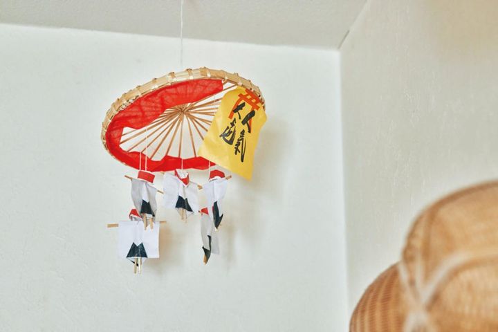 仕事場でもあるLDKの隅に京都ゑびす神社の「人気大よせ」が。「商売繁盛祈願のお飾りで、毎年、十日ゑびす大祭に参拝し新調しています。本当は少しずつ大きいサイズに移行するのが正しい買い方のようですが、私はずっとこの大きさ(笑)」