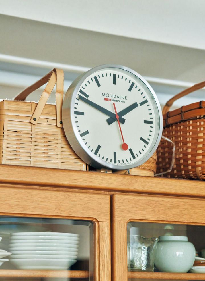 テーブルの脚の色に合わせて、時計も赤い秒針がポイントになったものを。「鉄道時計」とも呼ばれるドイツのヘルムレ社の時計で見やすさ抜群。「シンプルで機能的なものが好きです」