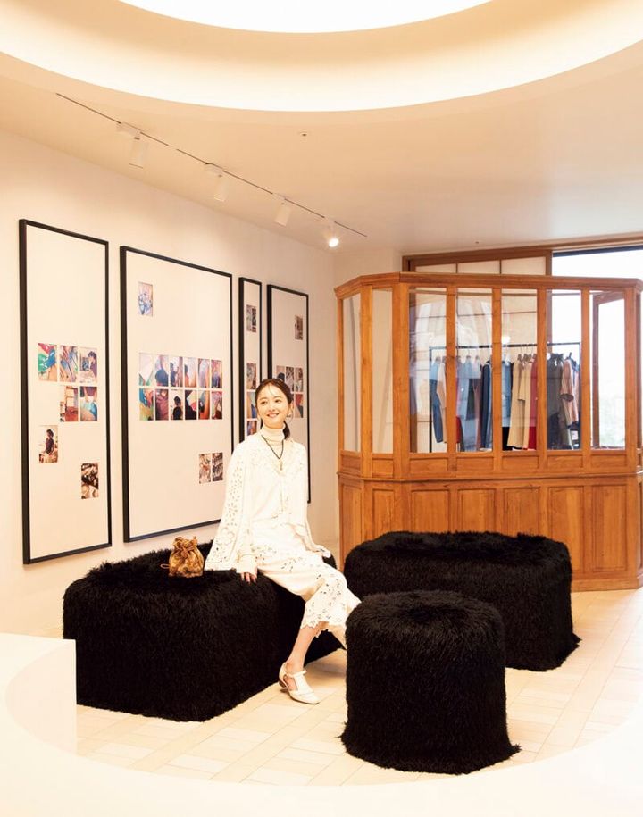 MAISON EENK（メゾンインク）店内のソファに座る佐々木希さん