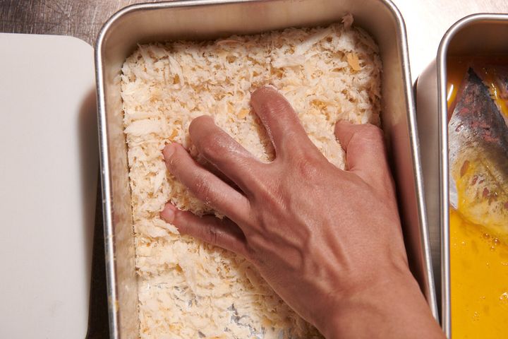 パン粉をかけ、ふんわりと押さえる