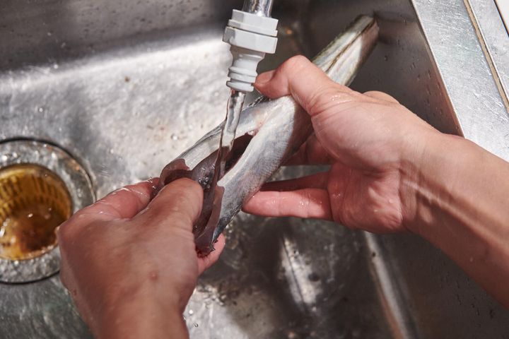 はらわたを取り出し、全体を水で洗う